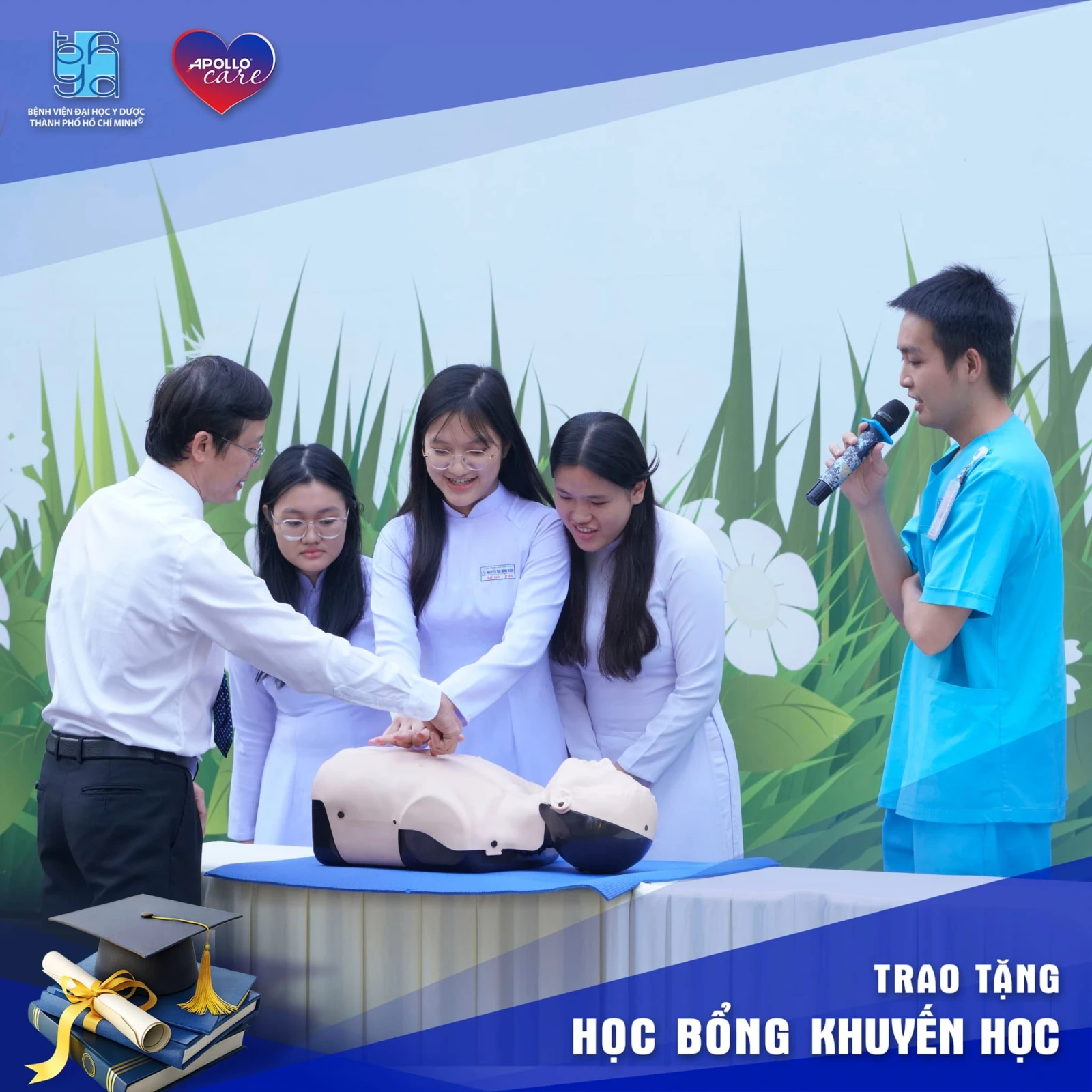 Học sinh trải nghiệm sơ cứu cùng đội ngũ y, bác sĩ đến từ Bệnh viện Đại học Y Dược TP.HCM